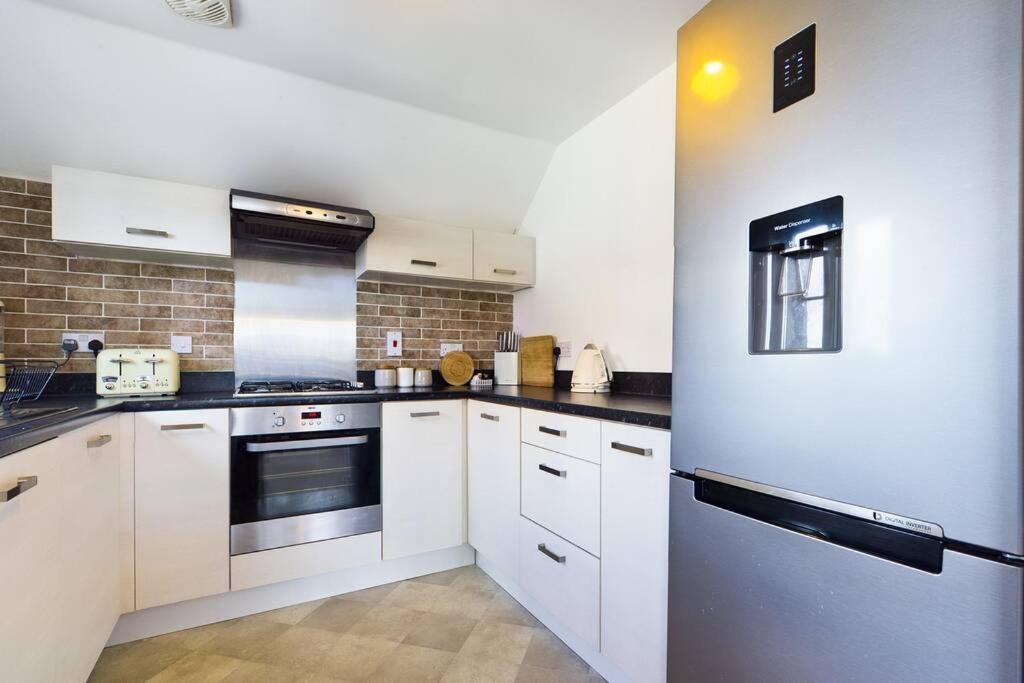 Chic City Centre Apartment With Allocated Parking Swansea Extérieur photo