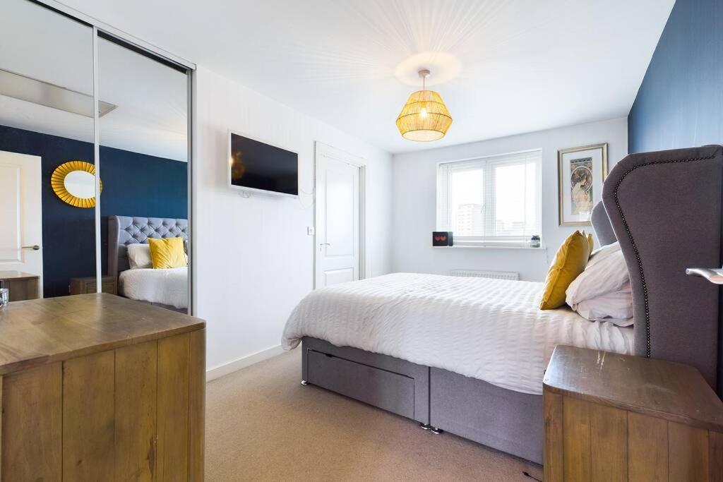 Chic City Centre Apartment With Allocated Parking Swansea Extérieur photo
