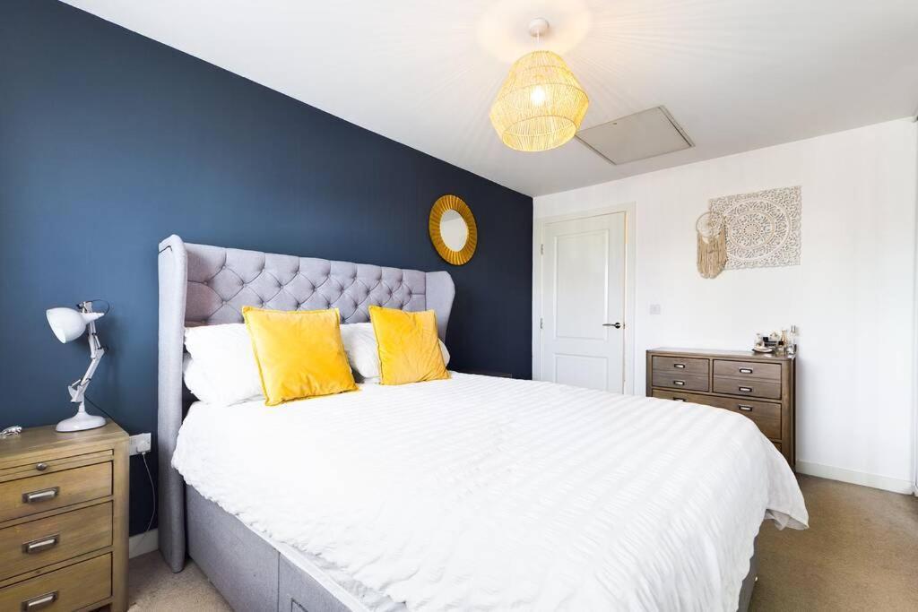 Chic City Centre Apartment With Allocated Parking Swansea Extérieur photo
