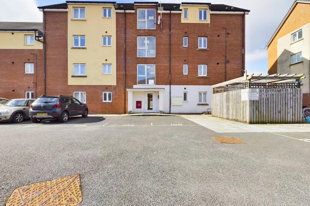Chic City Centre Apartment With Allocated Parking Swansea Extérieur photo