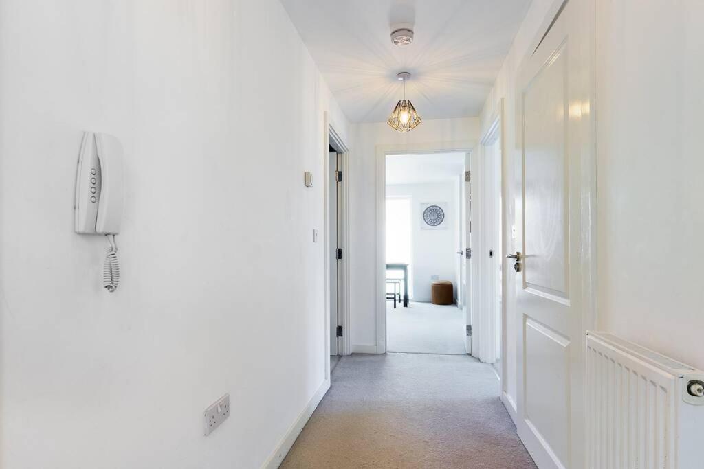 Chic City Centre Apartment With Allocated Parking Swansea Extérieur photo