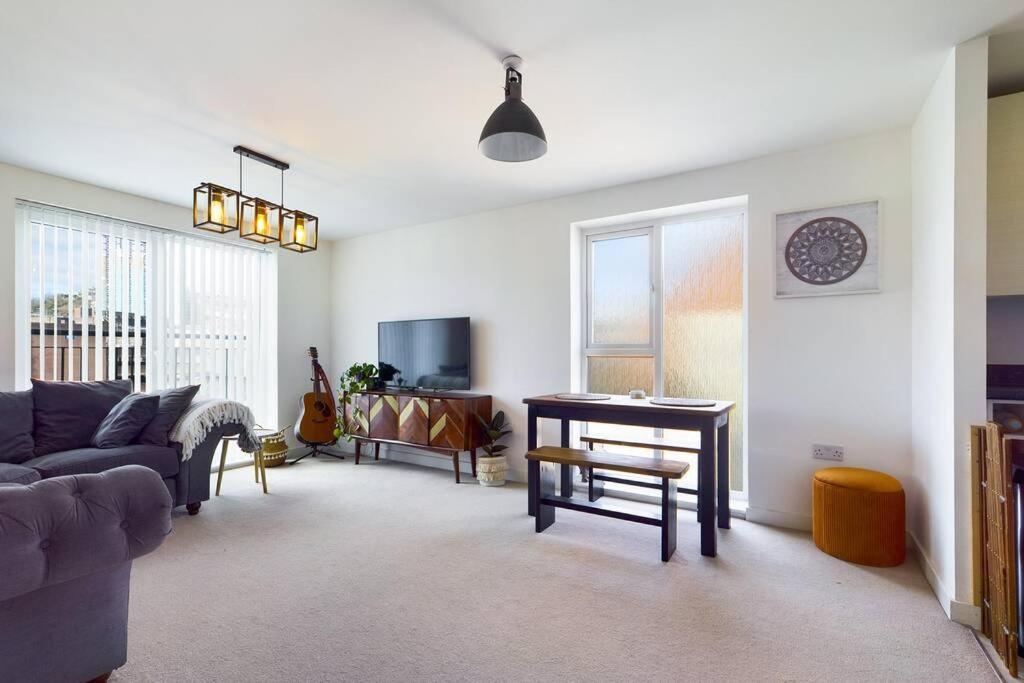 Chic City Centre Apartment With Allocated Parking Swansea Extérieur photo
