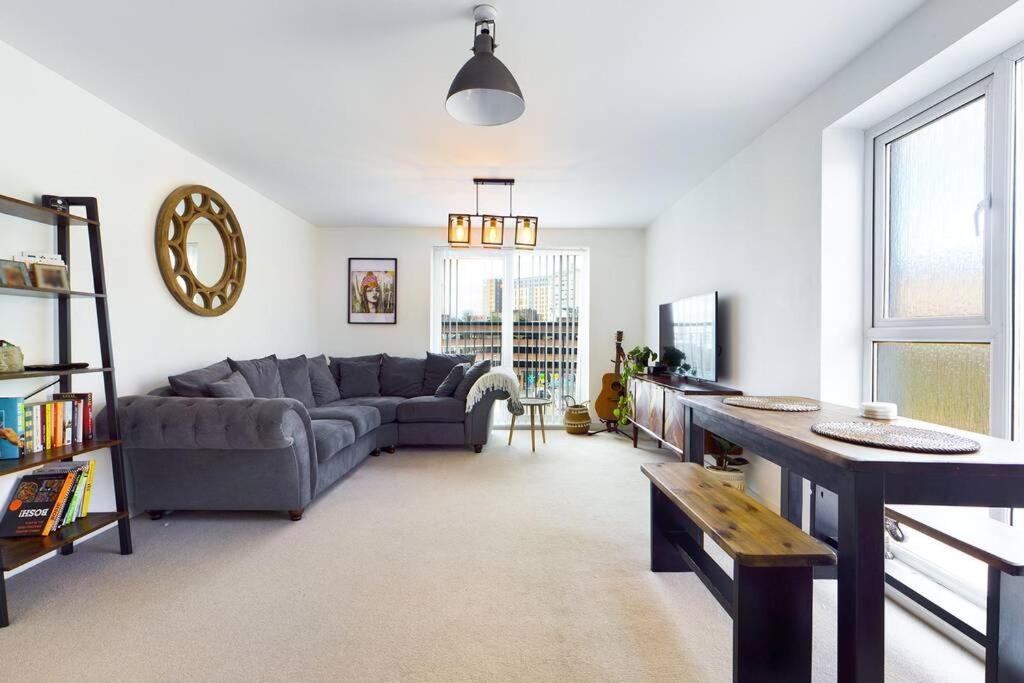 Chic City Centre Apartment With Allocated Parking Swansea Extérieur photo
