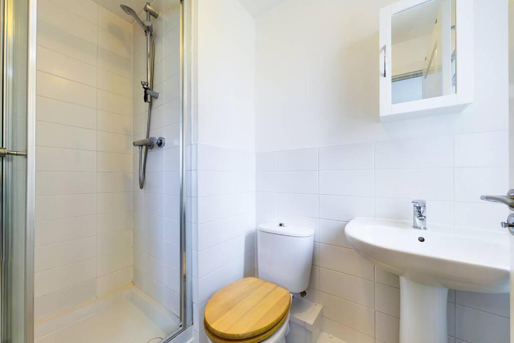 Chic City Centre Apartment With Allocated Parking Swansea Extérieur photo