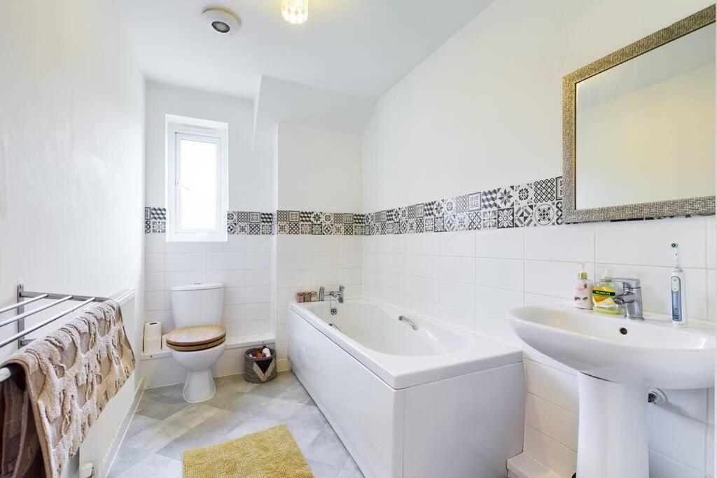 Chic City Centre Apartment With Allocated Parking Swansea Extérieur photo