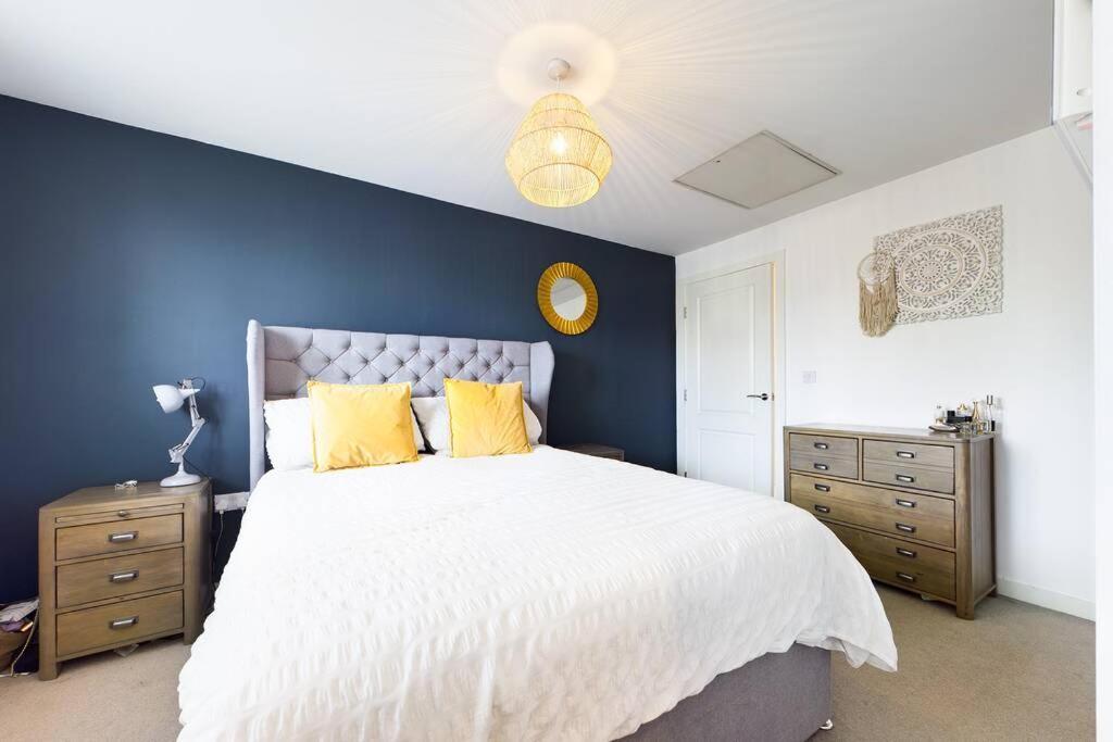Chic City Centre Apartment With Allocated Parking Swansea Extérieur photo