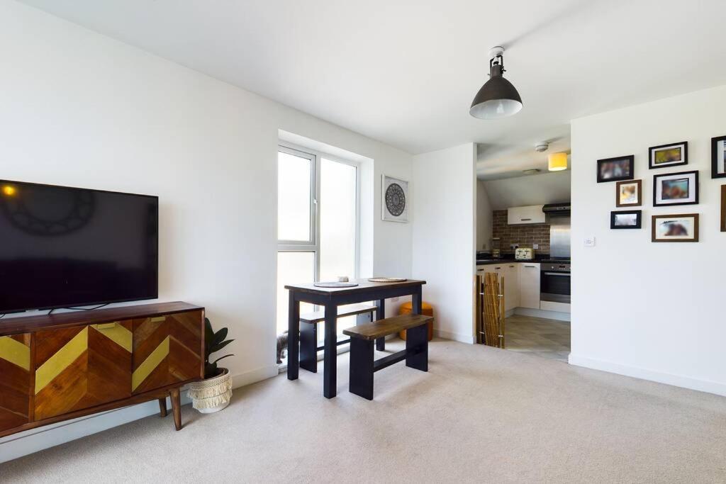 Chic City Centre Apartment With Allocated Parking Swansea Extérieur photo