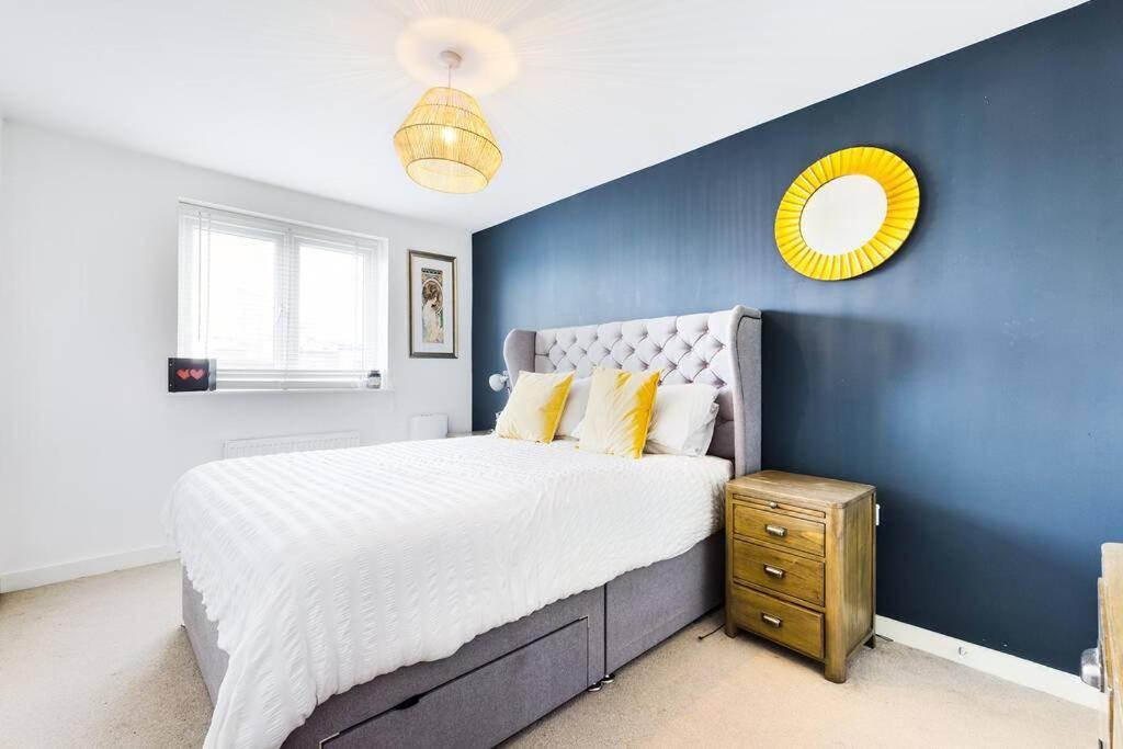 Chic City Centre Apartment With Allocated Parking Swansea Extérieur photo